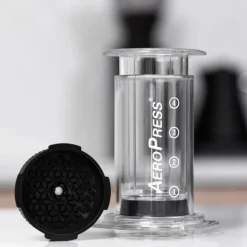 Flow control -suodatinkorkki AeroPress-kahvinkeittimiin