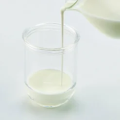 Manuaalinen maidonvaahdotin Hario Latte Shaker White