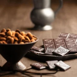 Tumma suklaa mantelilla Laurence, 80 g